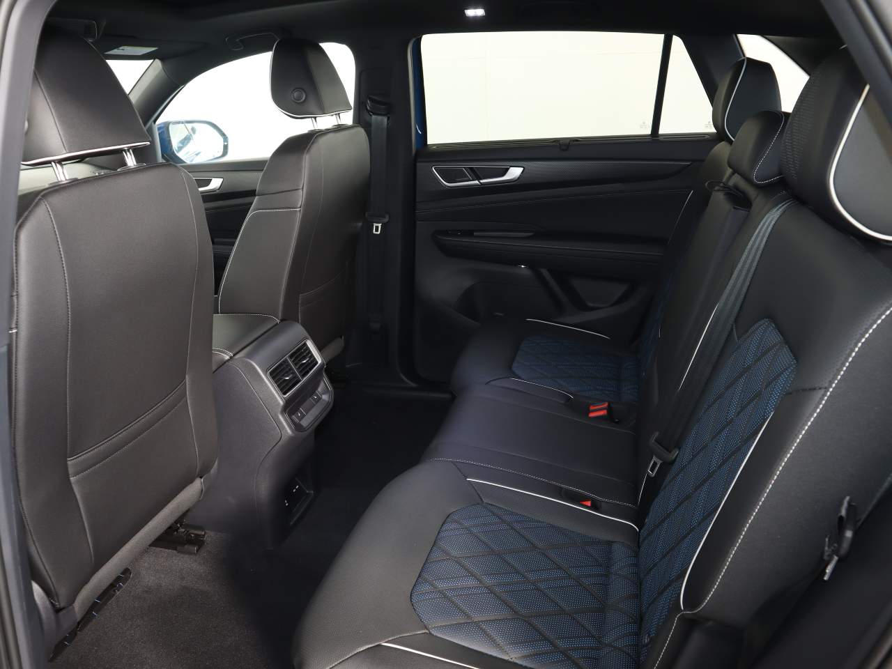 2025 Volkswagen Atlas Cross Sport SEL Premium R-LINE - Photo 11