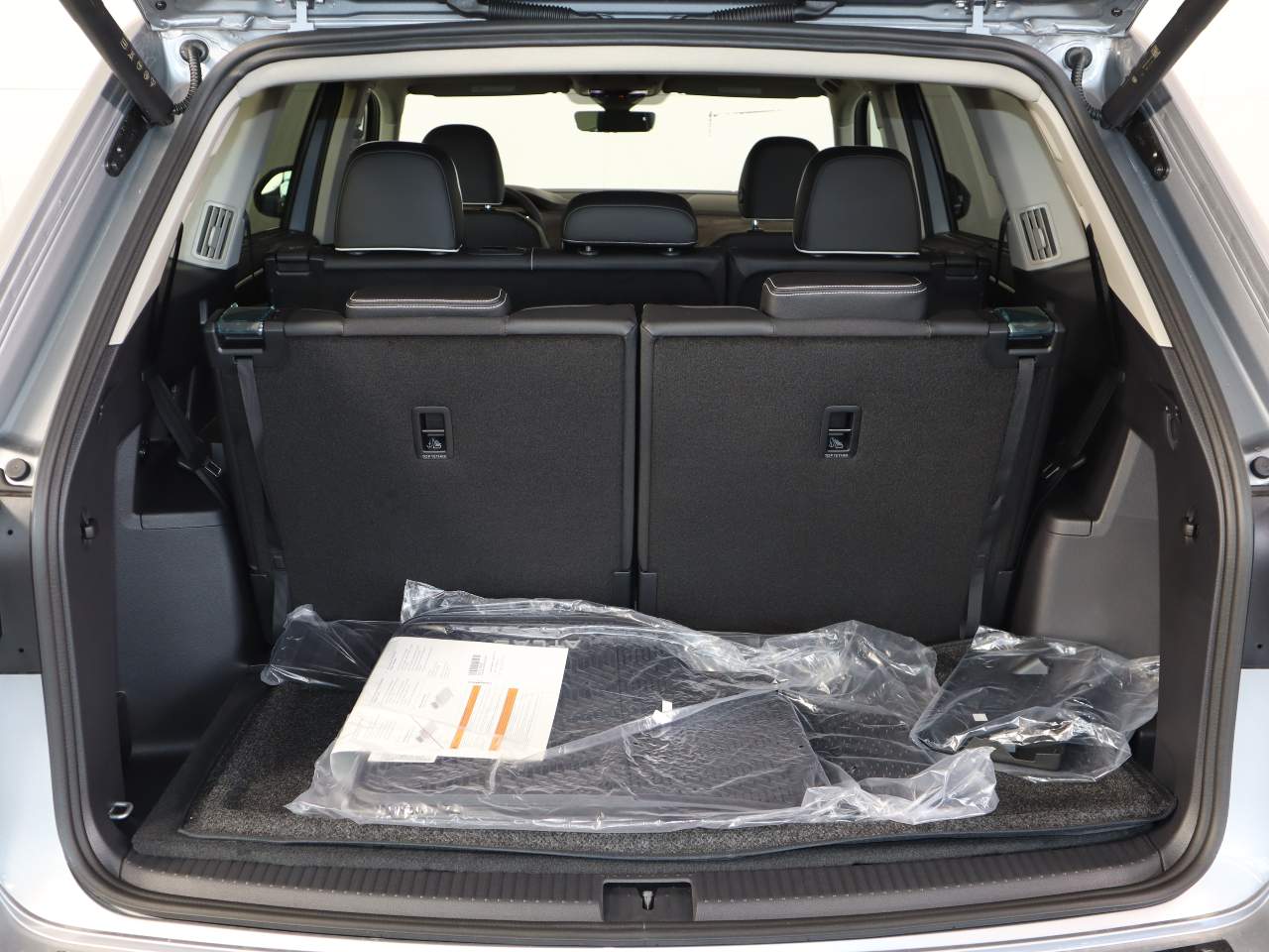 2026 Volkswagen Atlas SEL Premium R-Line photo 2