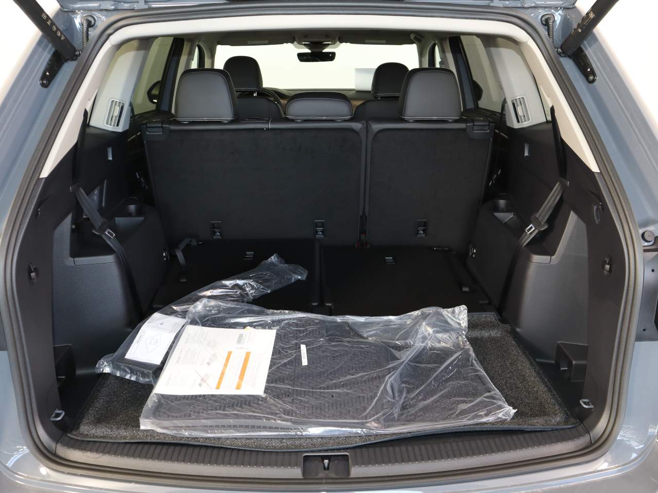 2026 Volkswagen Atlas SE Technology photo 2