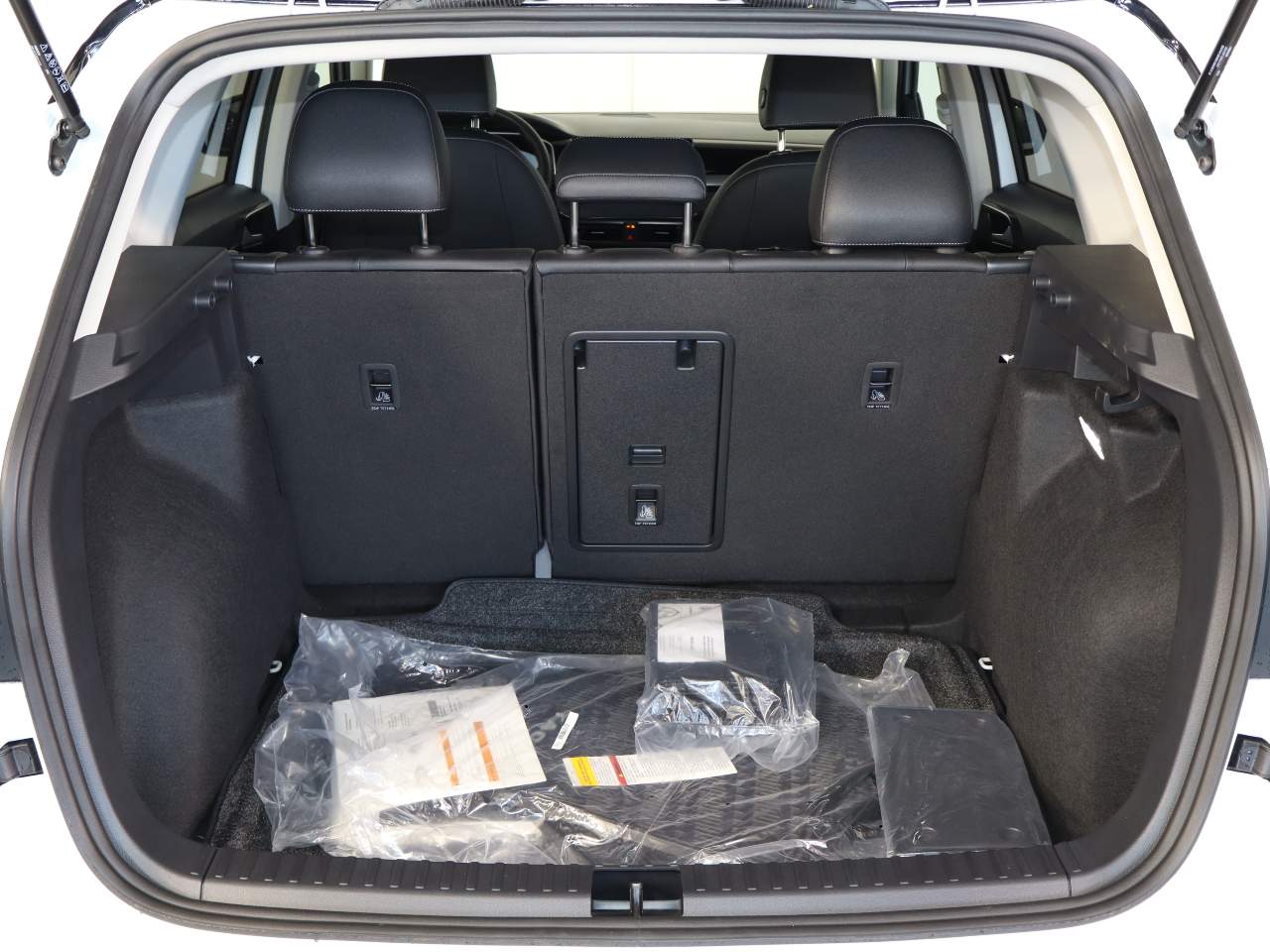 2026 Volkswagen Taos SE Black