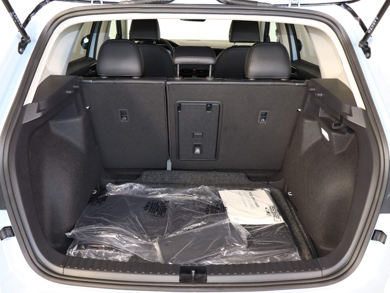 2026 Volkswagen Taos SE Black