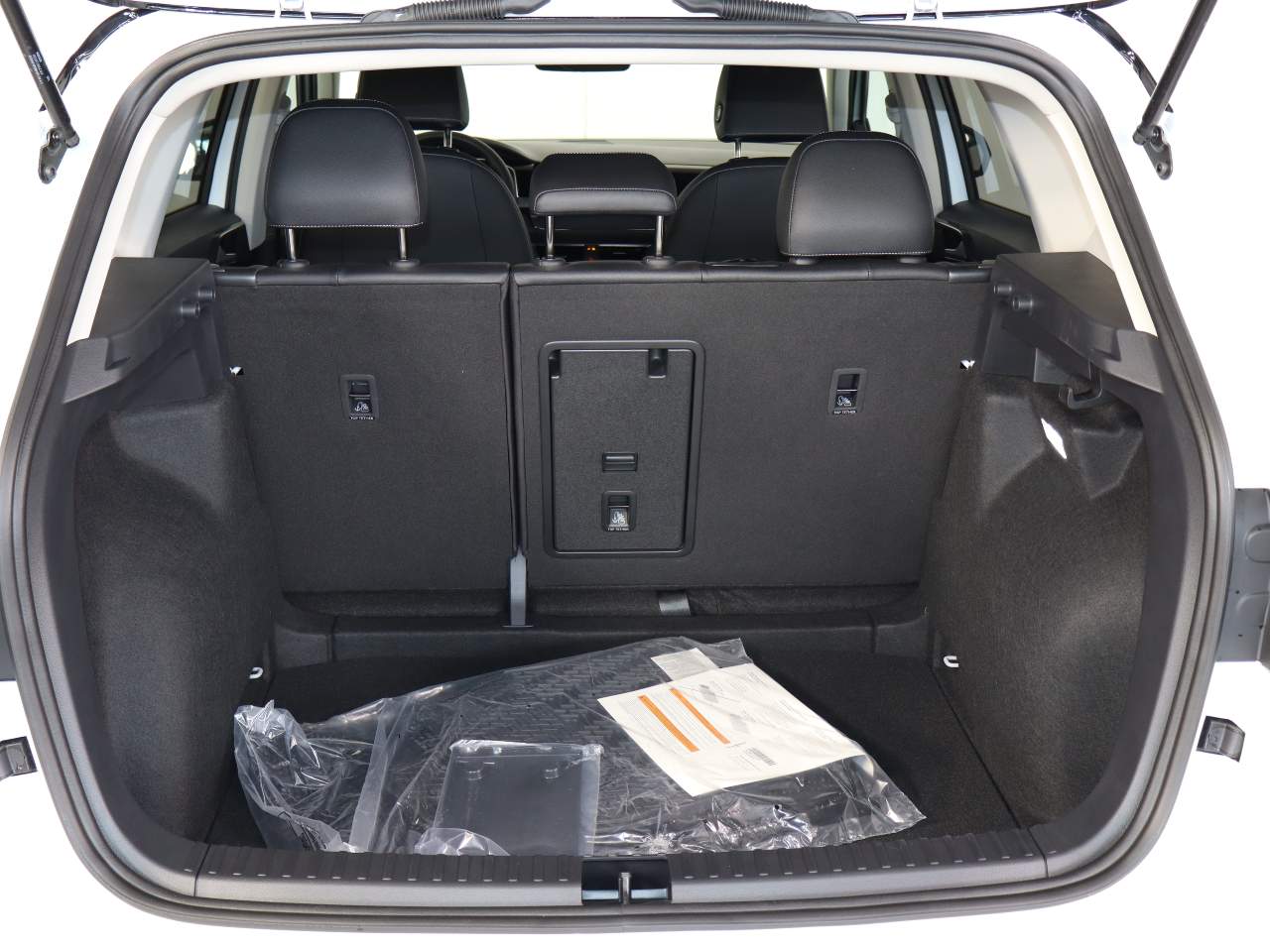 2026 Volkswagen Taos SE Black