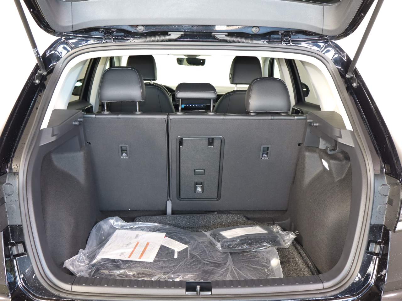 2027 Volkswagen Taos SE Black