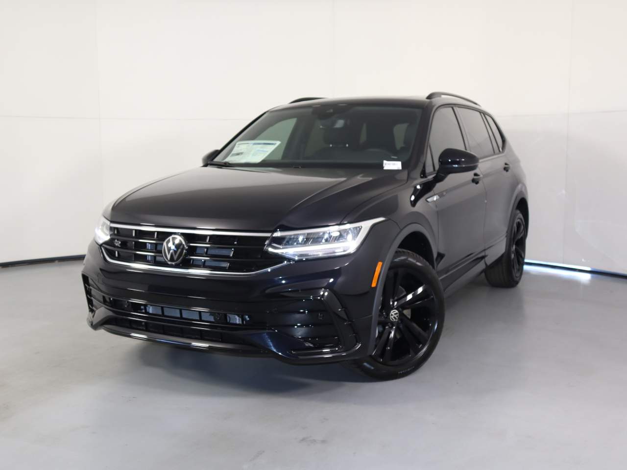 2024 Volkswagen Tiguan SE R-Line Black