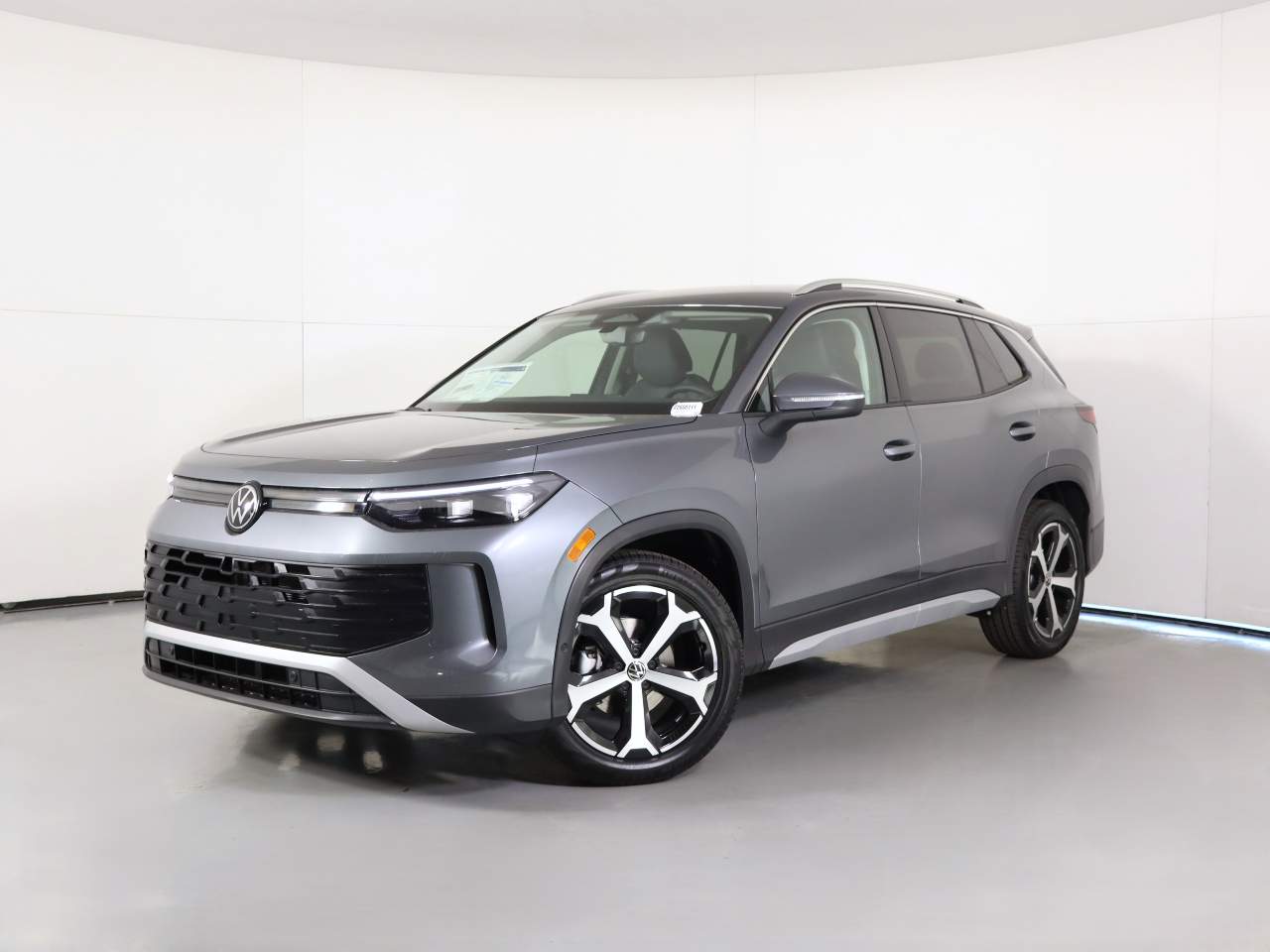 2026 Volkswagen Tiguan SE's photo