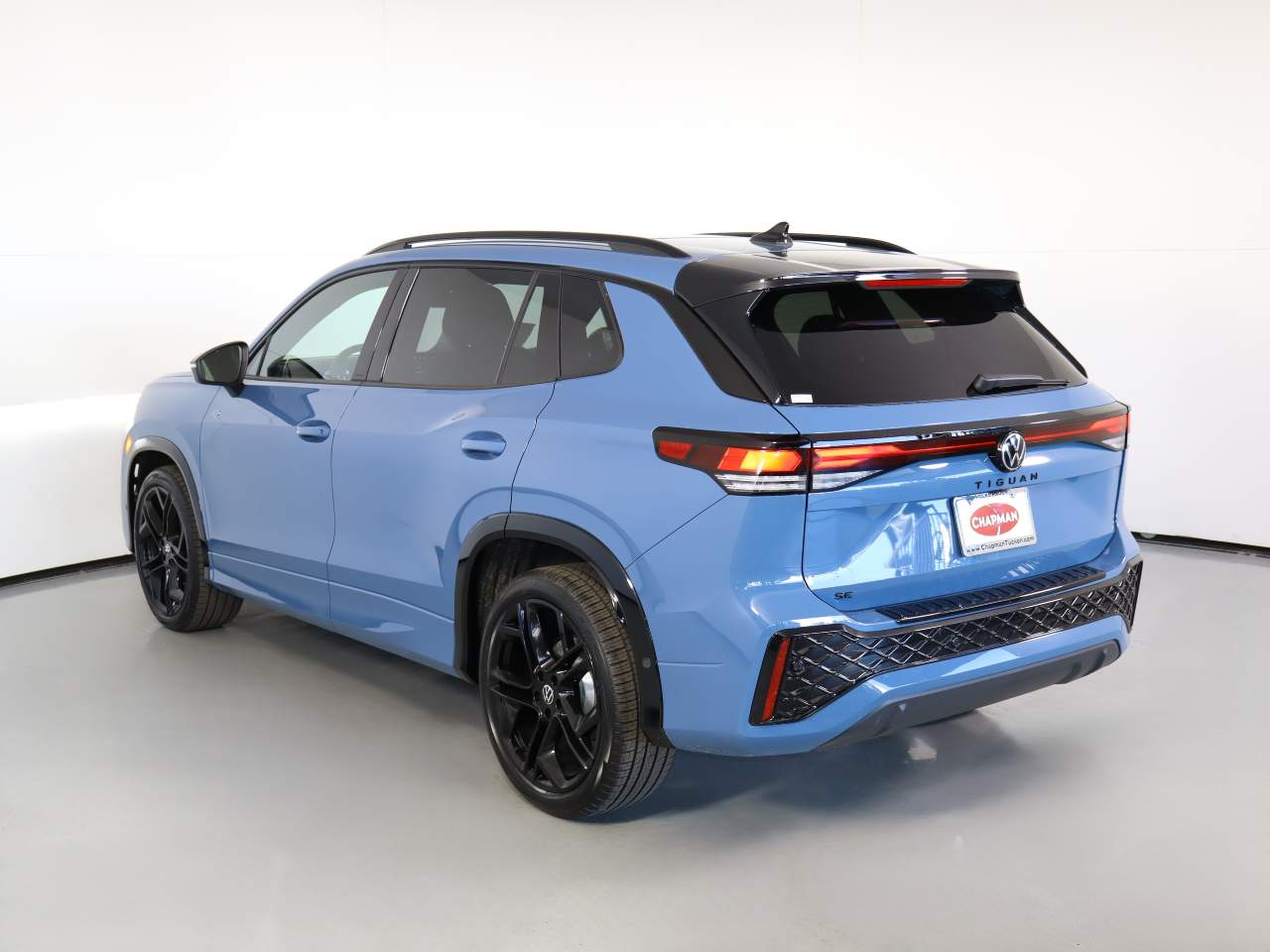 2026 Volkswagen Tiguan SE R-Line Black photo 2