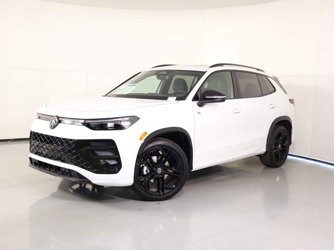 2026 Volkswagen Tiguan SE R-LINE BLACK's photo