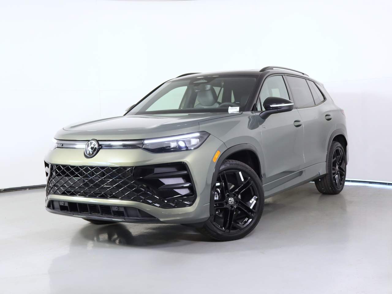2026 Volkswagen Tiguan 2.0T SE R-Line Black's photo