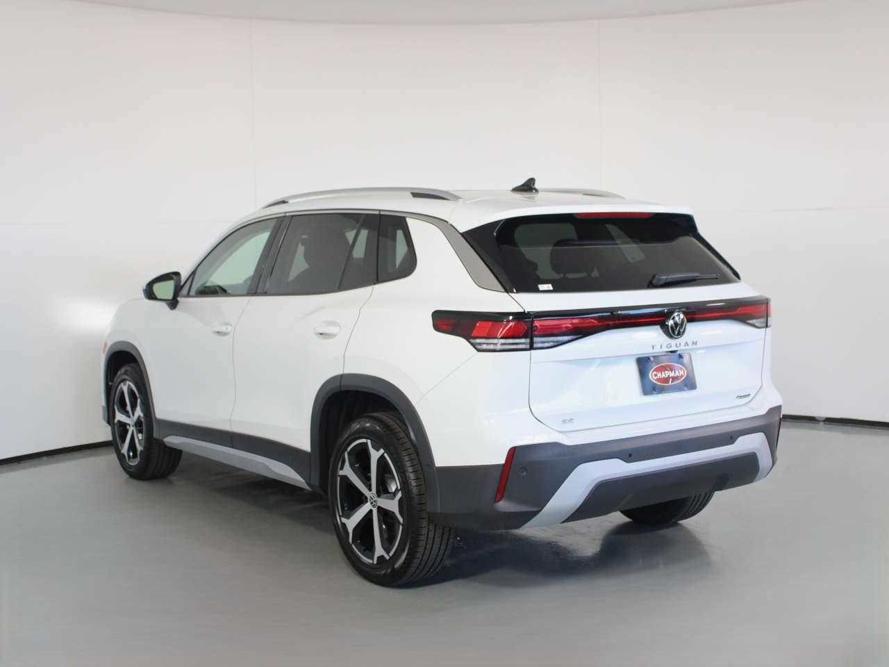 2025 Volkswagen Tiguan SE photo 2