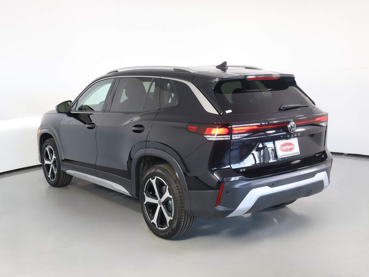 2025 Volkswagen Tiguan SE photo 2