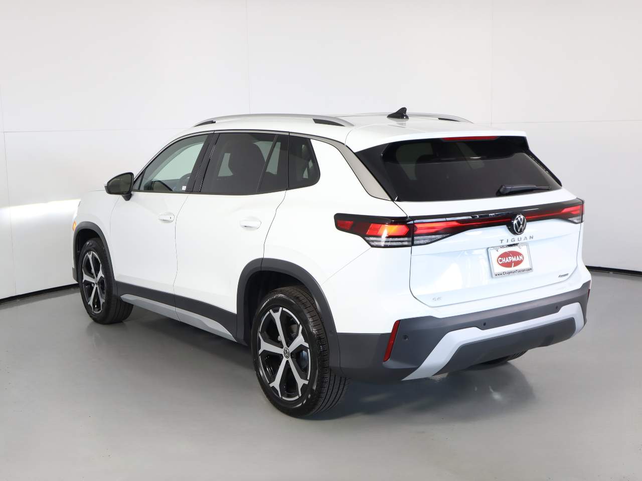 2025 Volkswagen Tiguan SE photo 2