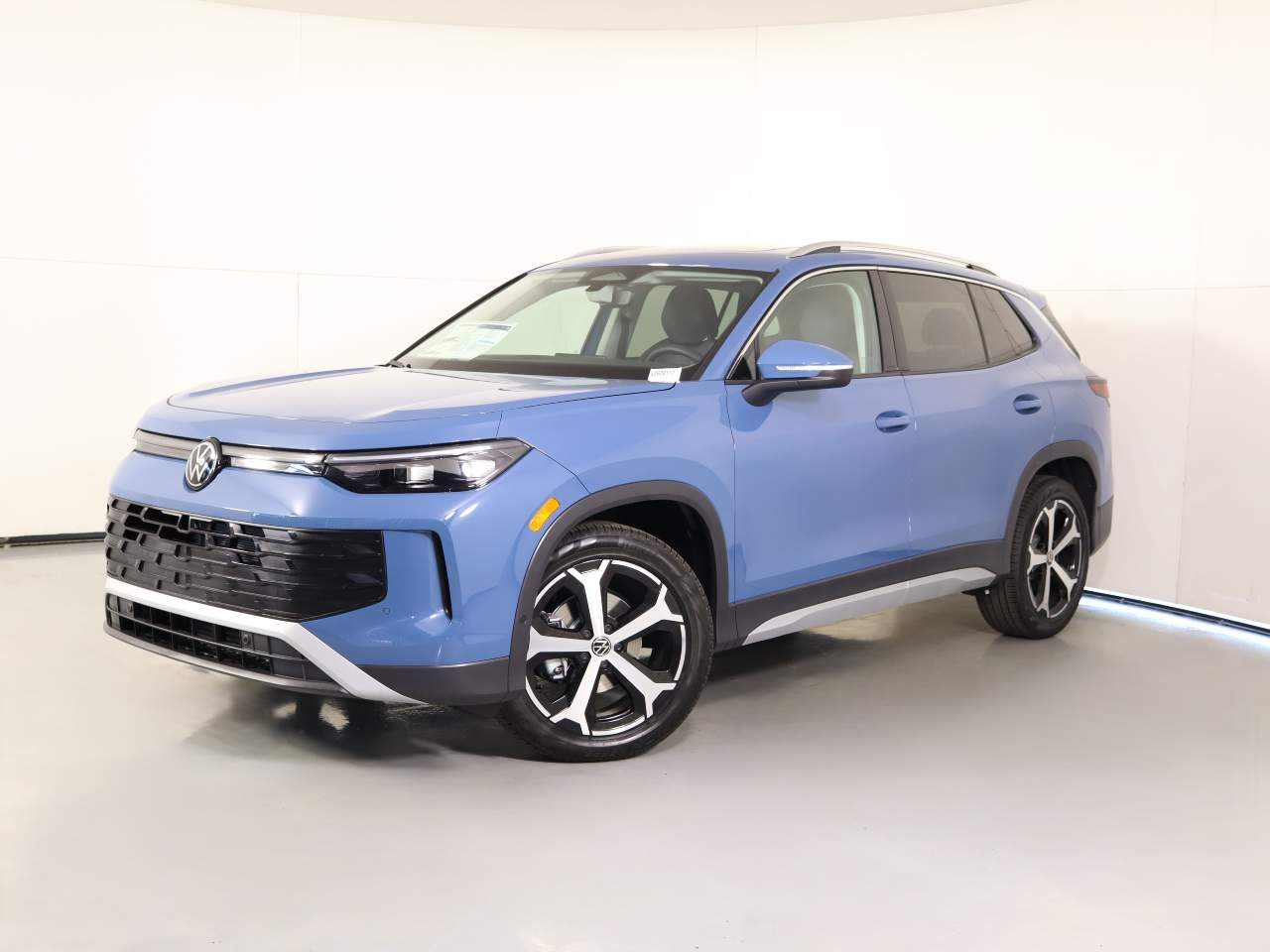 2026 Volkswagen Tiguan SE's photo