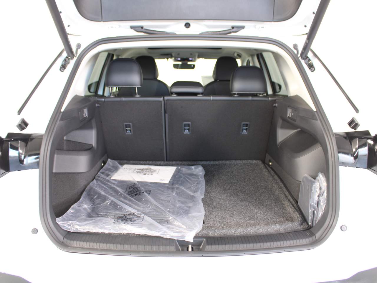 2025 Volkswagen Tiguan SE photo 2