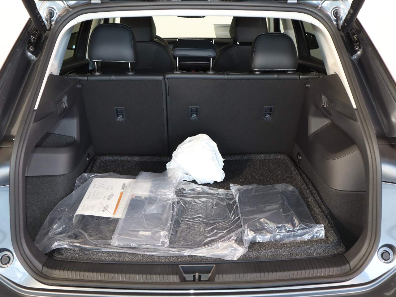 2025 Volkswagen Tiguan SE photo 2