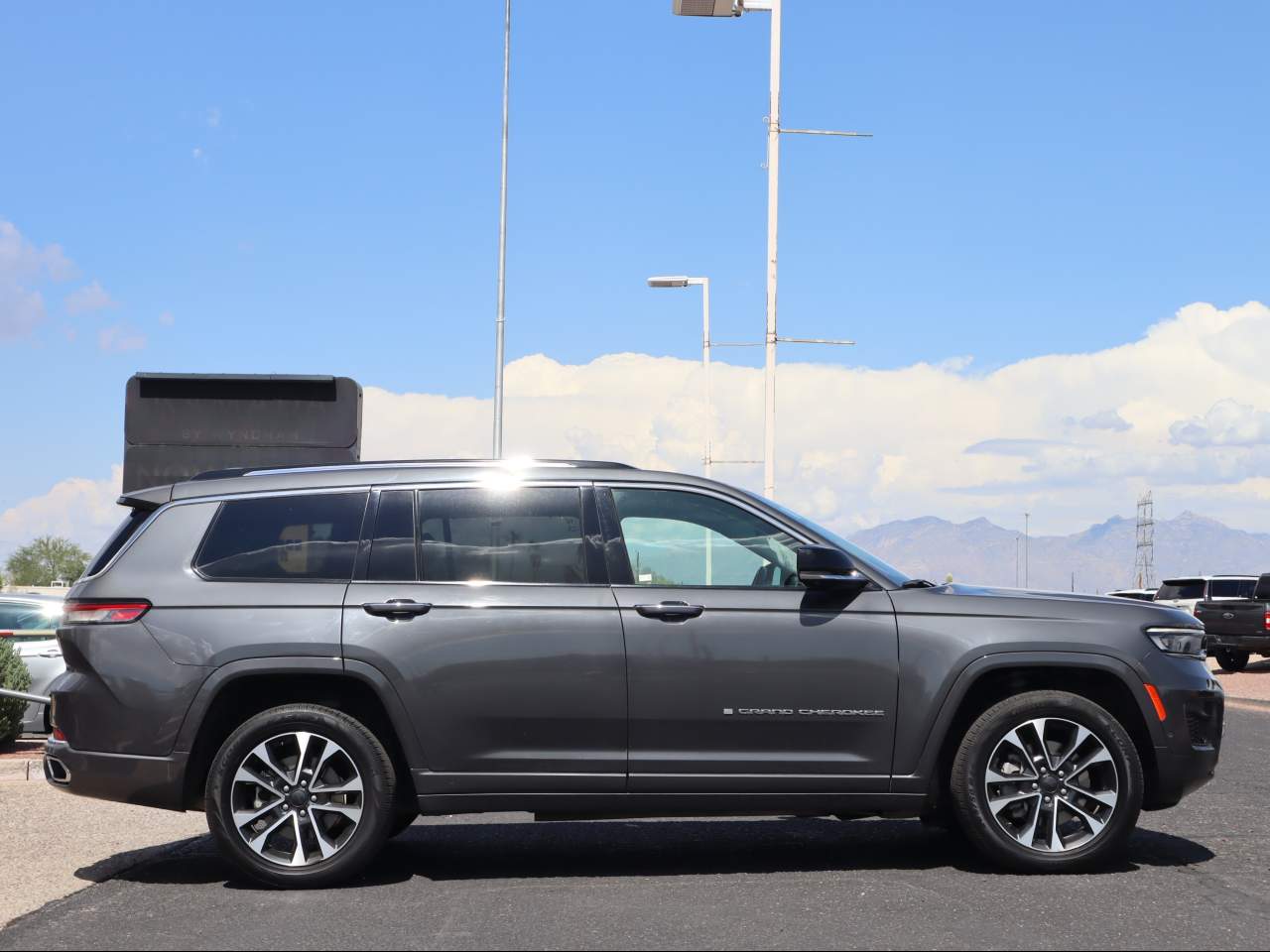 2021 Jeep Grand Cherokee Overland photo 2