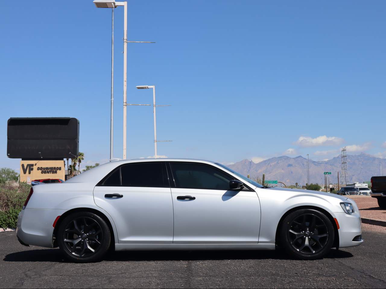 2022 Chrysler 300 Touring photo 3