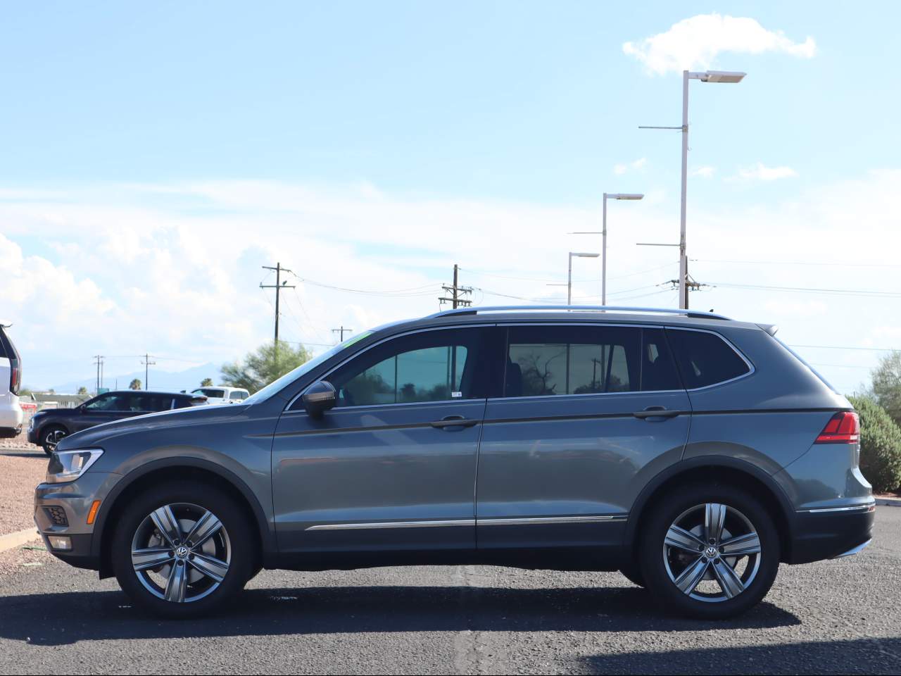 2020 Volkswagen Tiguan SEL photo 3