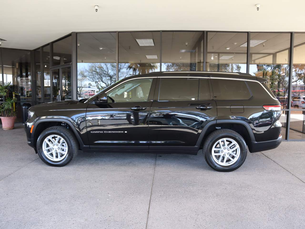 2023 Jeep Grand Cherokee L Laredo