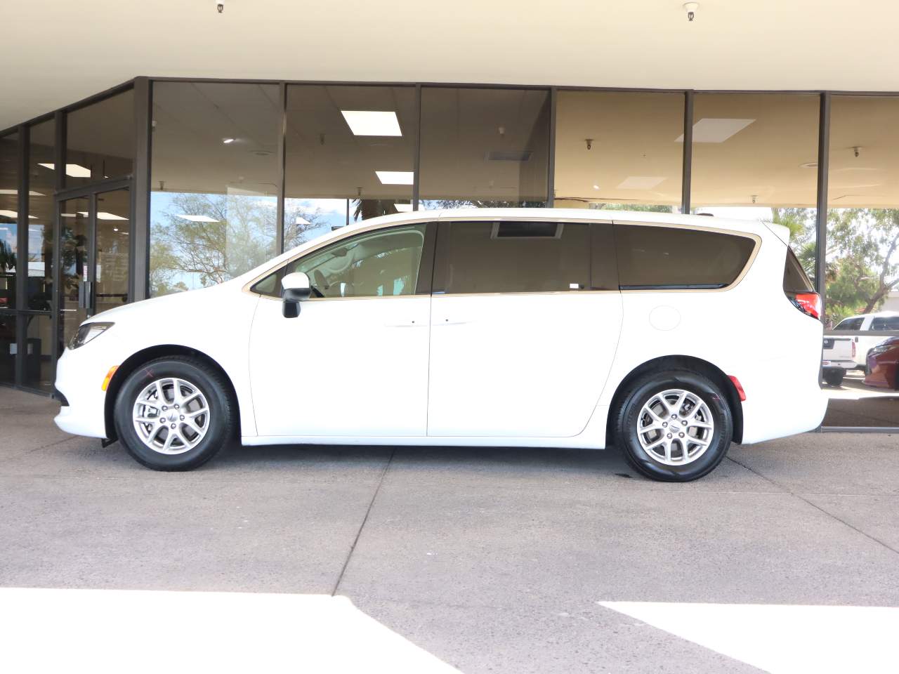2023 Chrysler Voyager LX