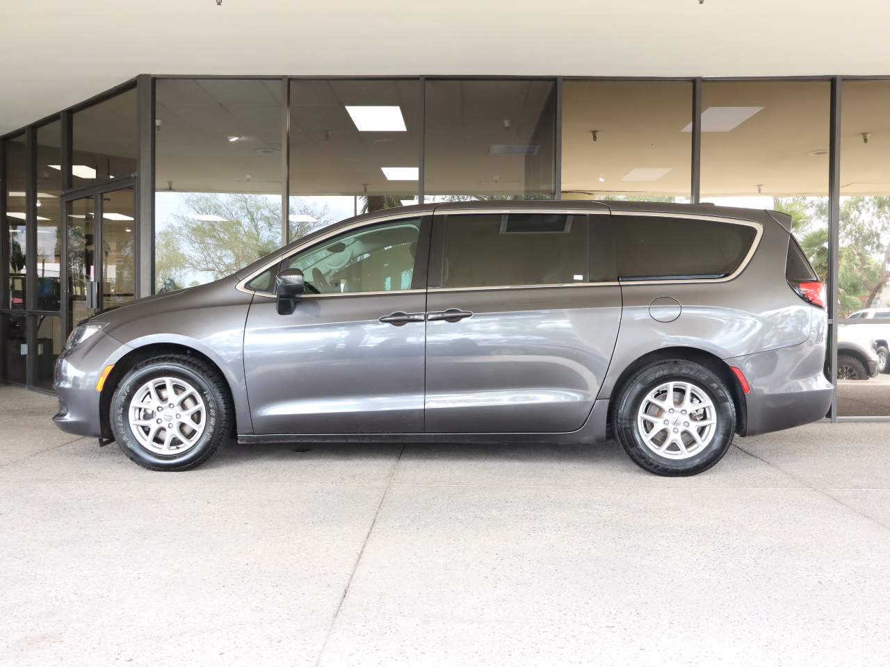 2023 Chrysler Voyager LX