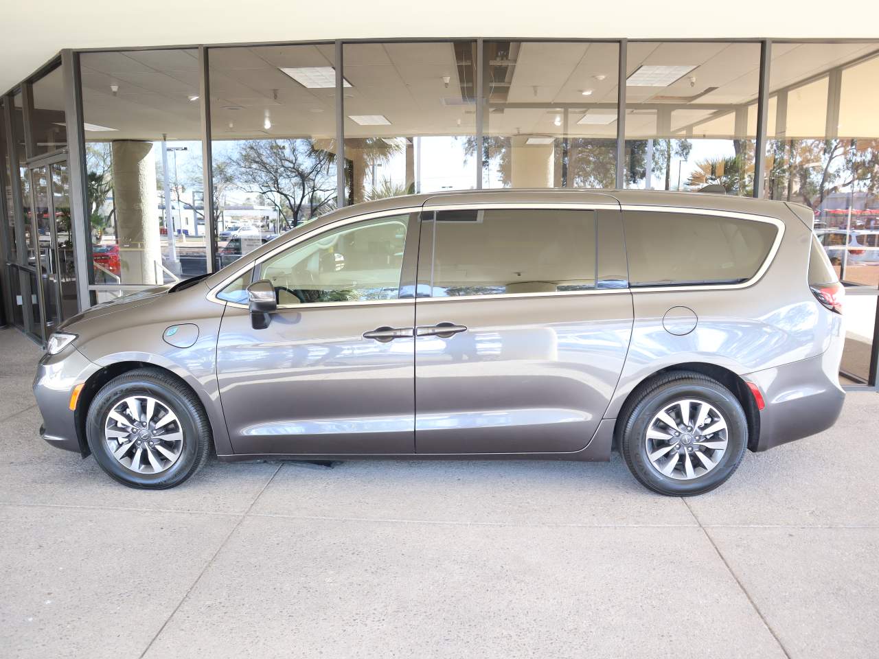 2023 Chrysler Pacifica Plug-In Hybrid Touring L