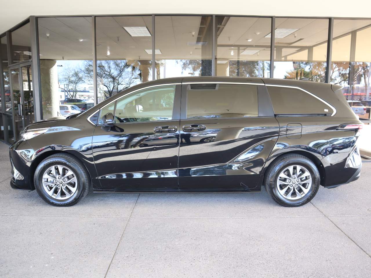 2023 Toyota Sienna LE 8-Passenger