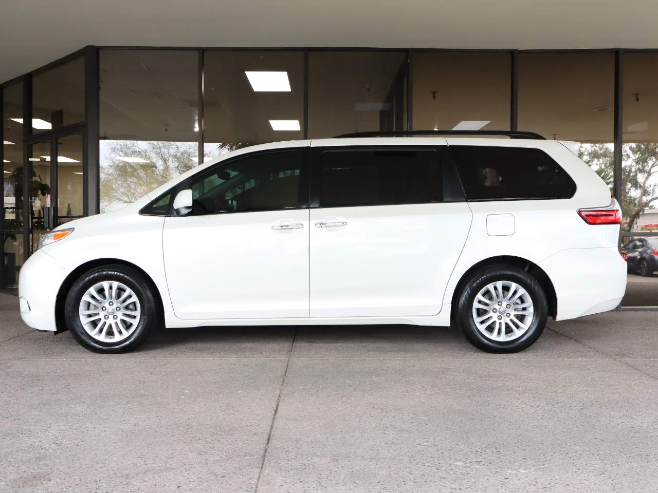 2017 Toyota Sienna XLE 7-Passenger Auto Access Seat