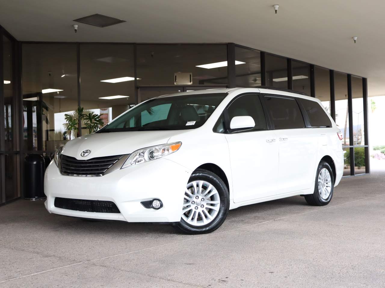2017 Toyota Sienna XLE 7-Passenger Auto Access Seat