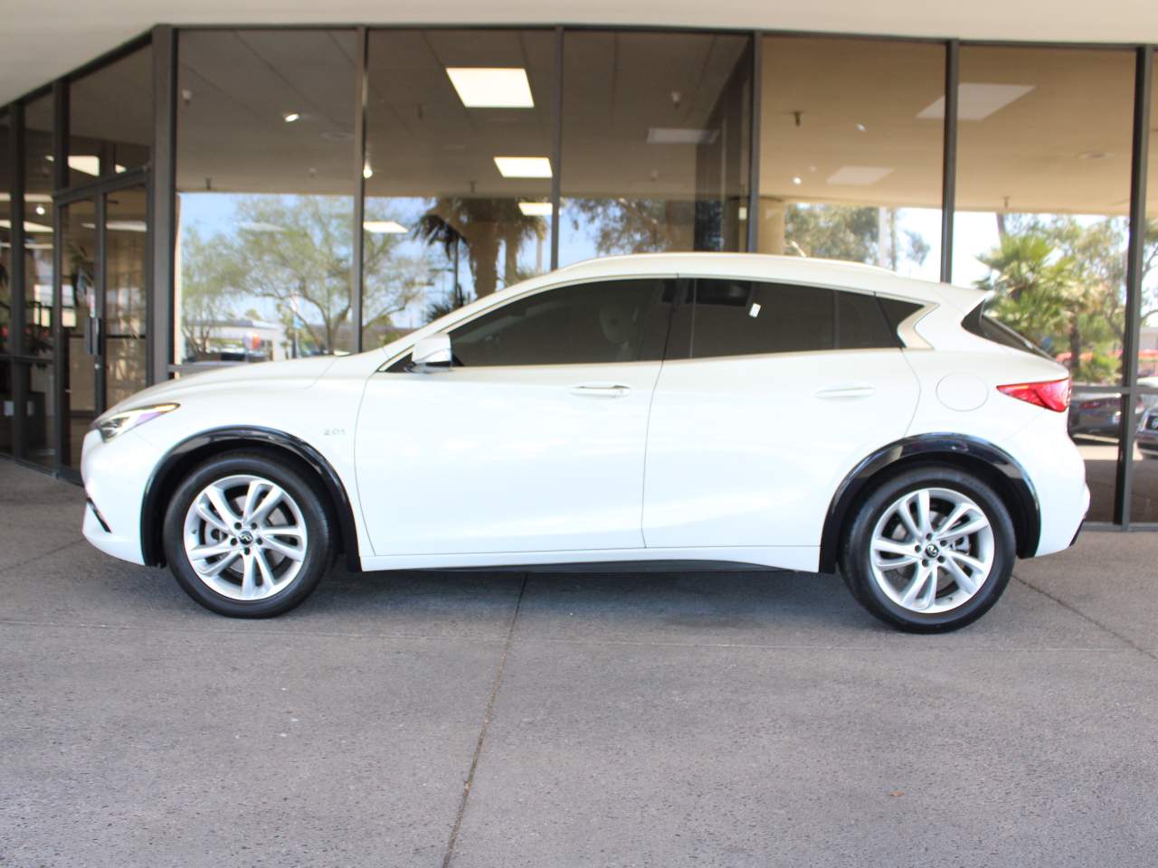 2017 INFINITI QX30 Premium