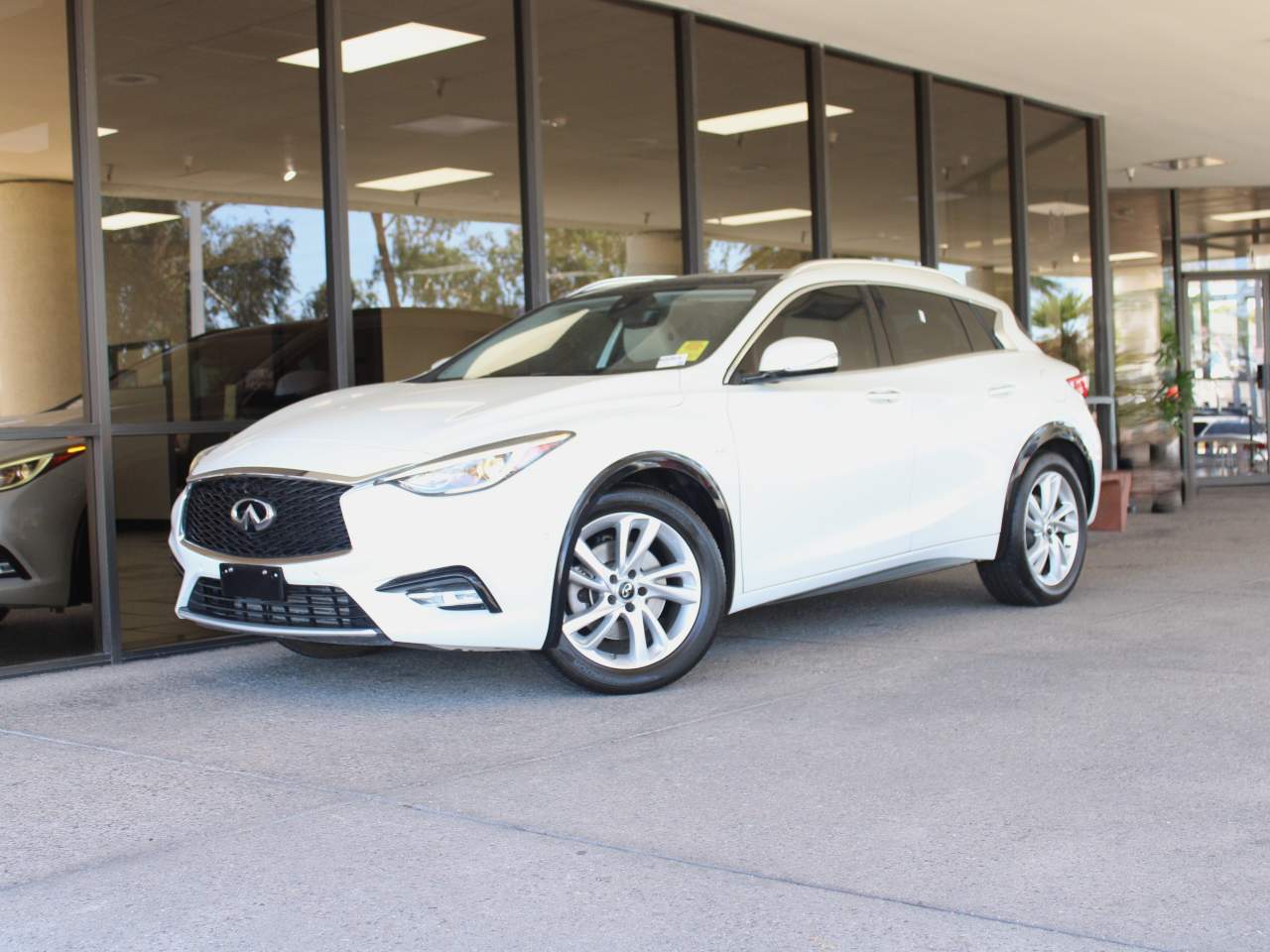 2017 INFINITI QX30 Premium