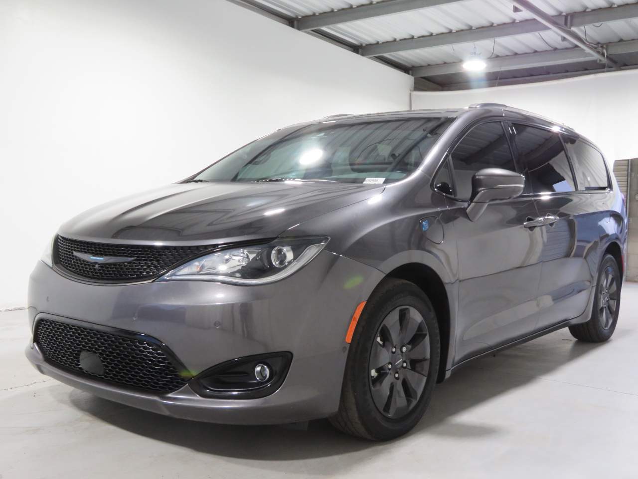 2020 Chrysler Pacifica Hybrid Limited's photo