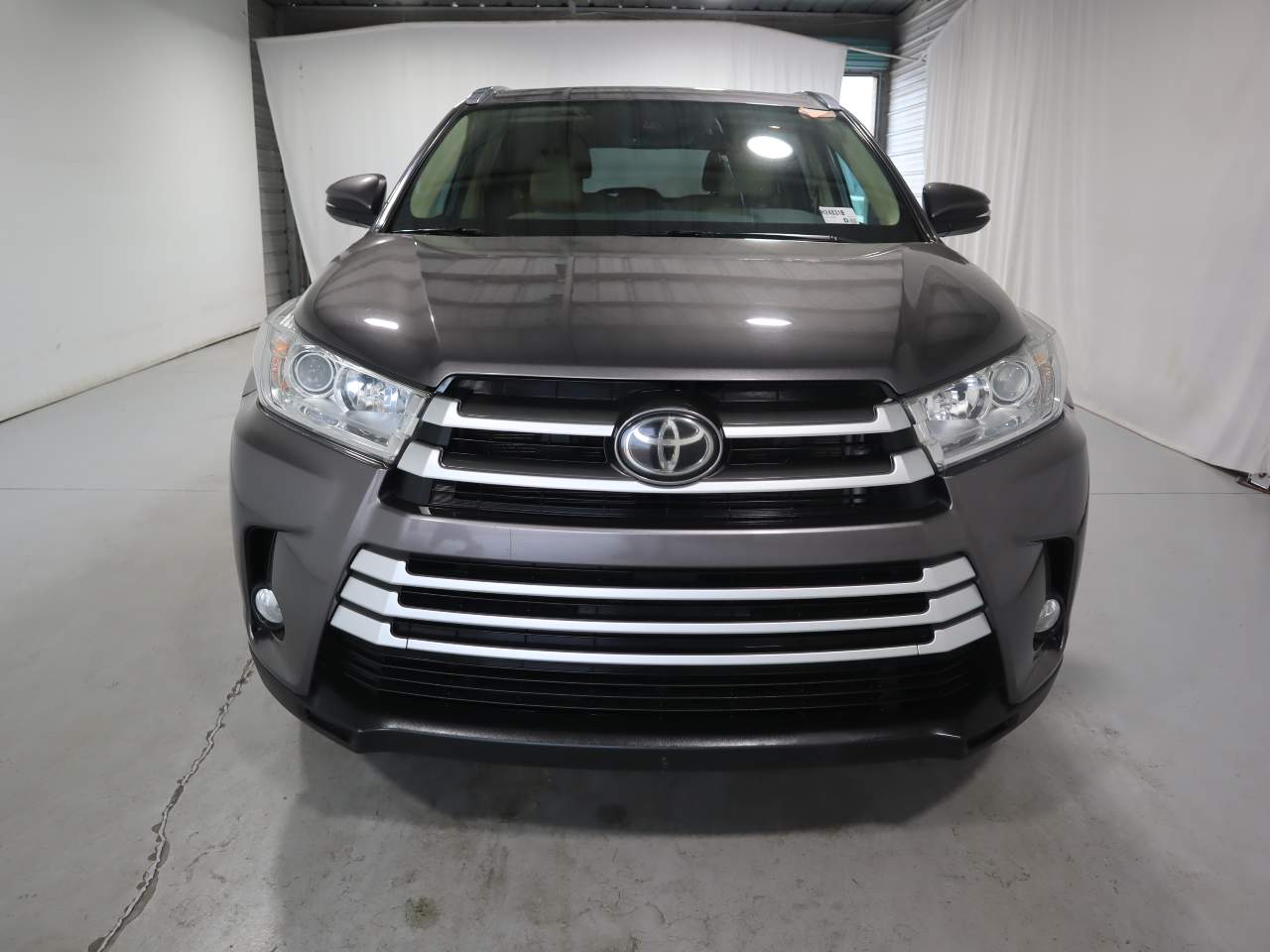 Used 2019 Toyota Highlander XLE with VIN 5TDKZRFH5KS335819 for sale in Phoenix, AZ