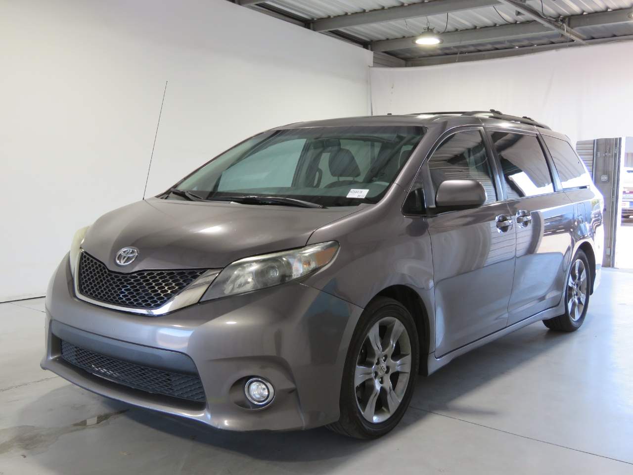 2012 Toyota Sienna SE 8-Passenger