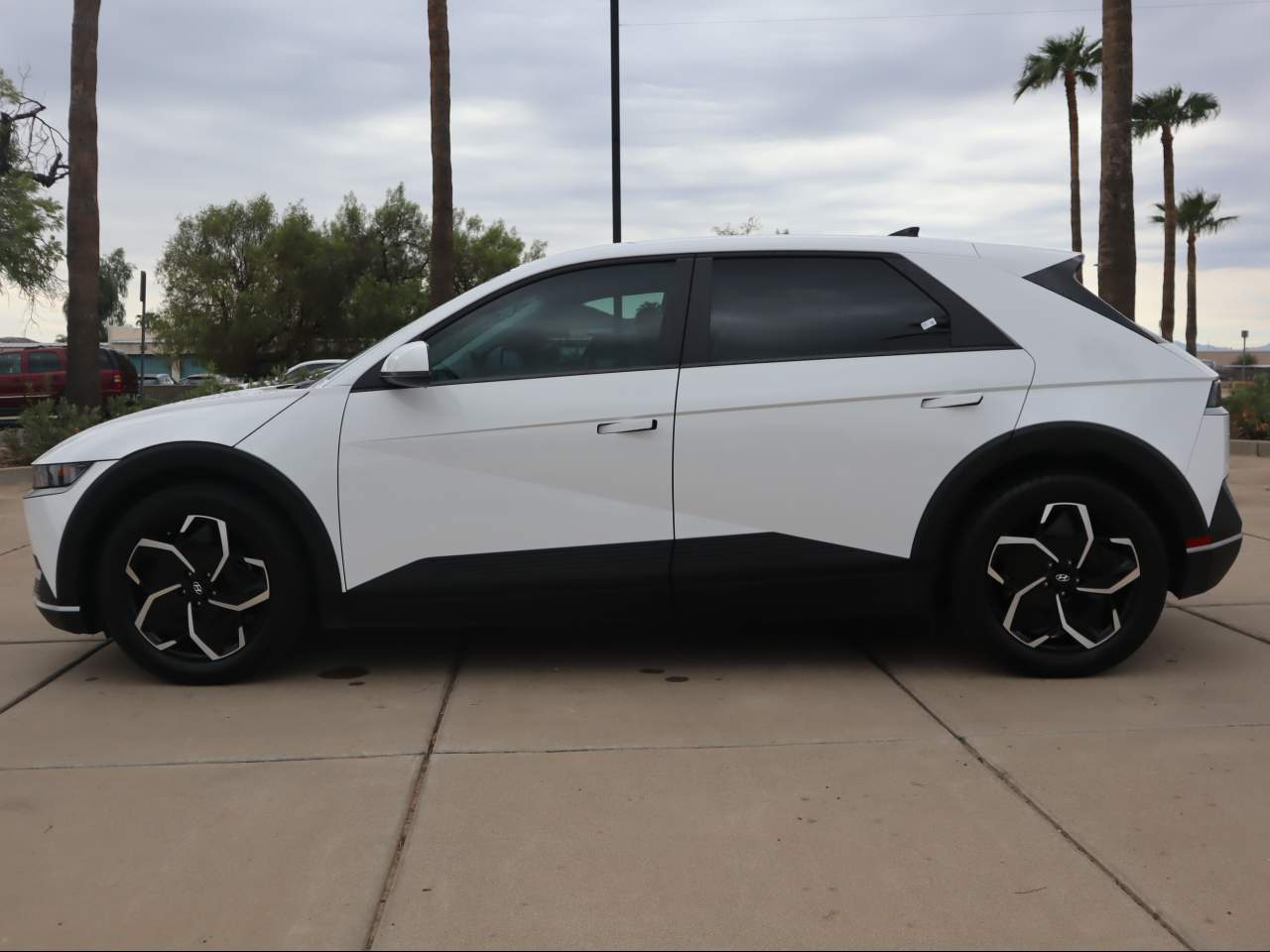 2024 Hyundai IONIQ 5 SE - Photo 8