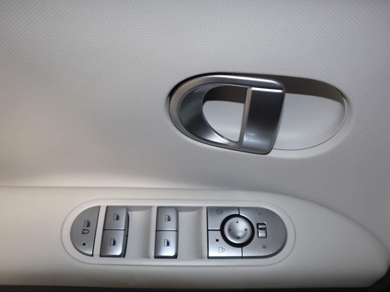 2024 Hyundai IONIQ 5 SE - Photo 19