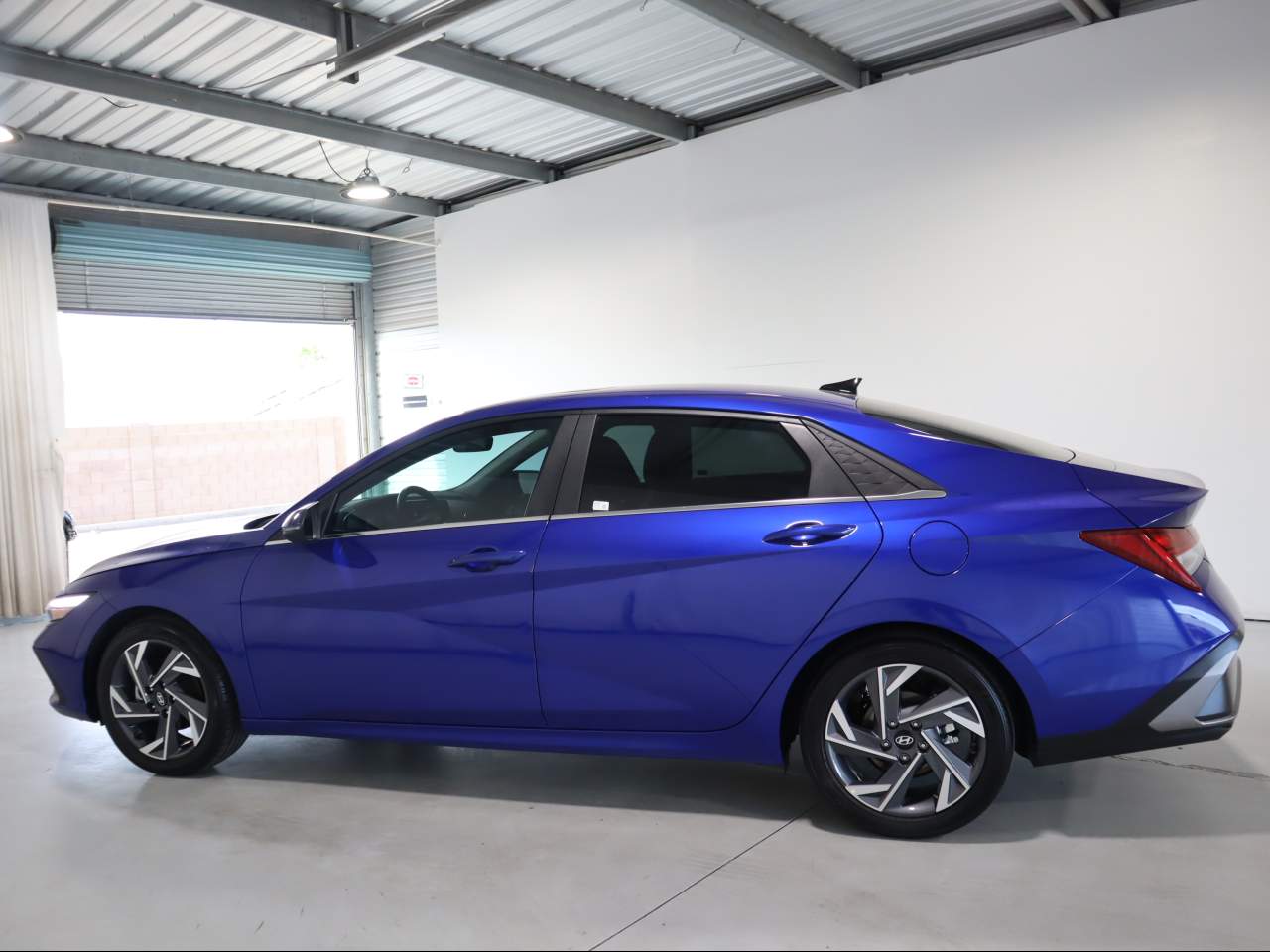 2025 Hyundai Elantra Limited - Photo 8