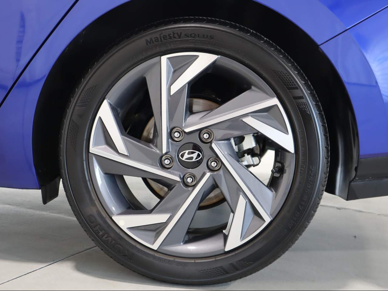 2025 Hyundai Elantra Limited - Photo 9