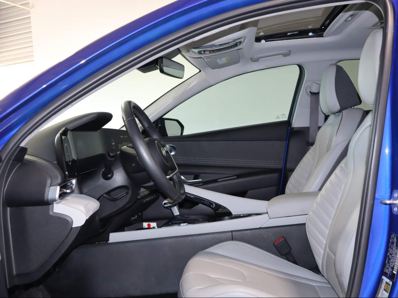 2025 Hyundai Elantra Limited - Photo 13