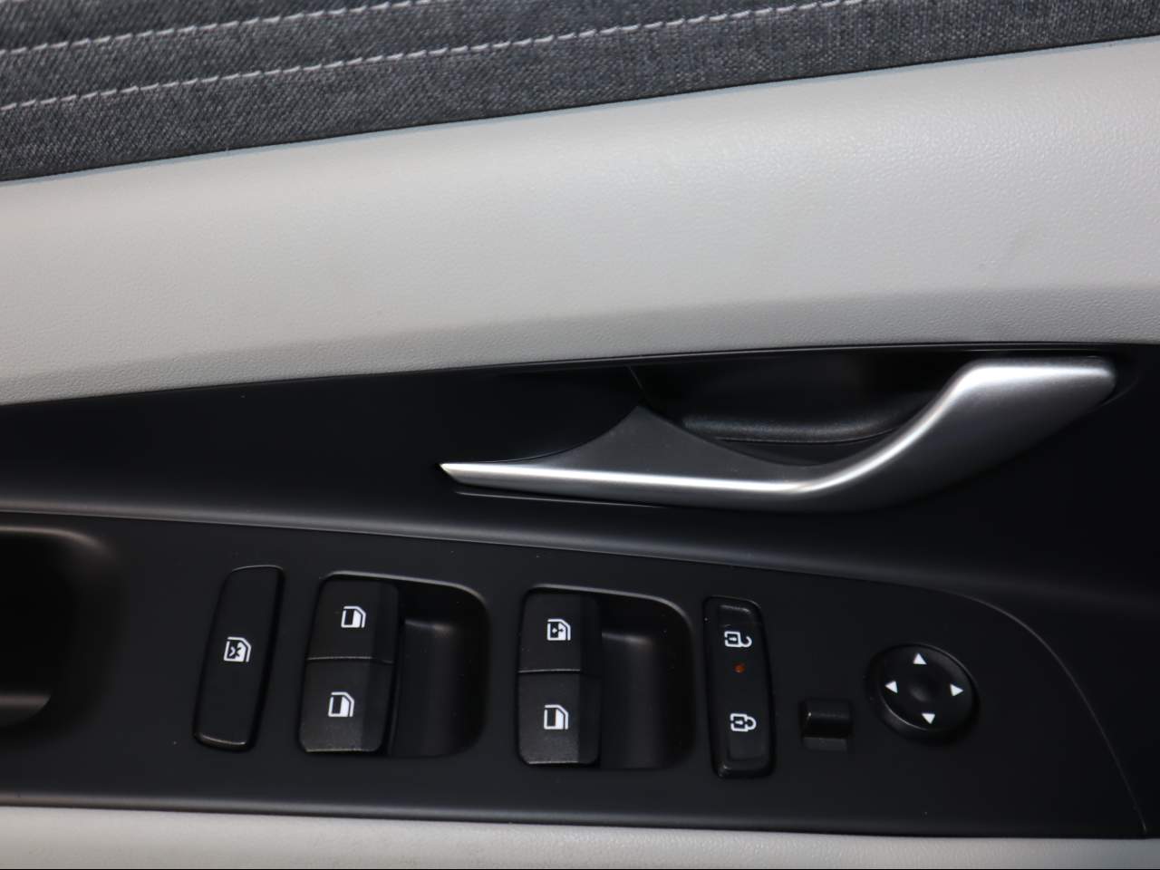 2025 Hyundai Elantra Limited - Photo 17