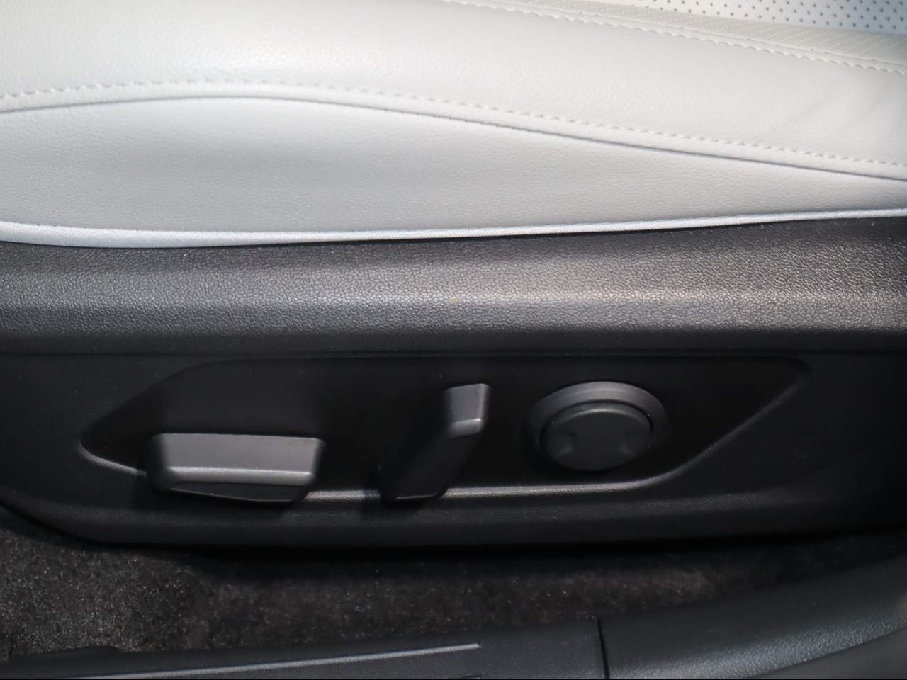 2025 Hyundai Elantra Limited - Photo 18