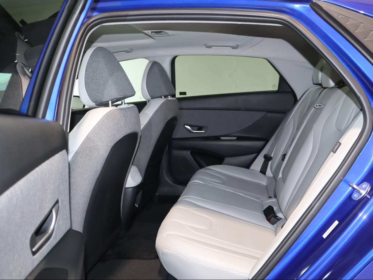 2025 Hyundai Elantra Limited - Photo 14
