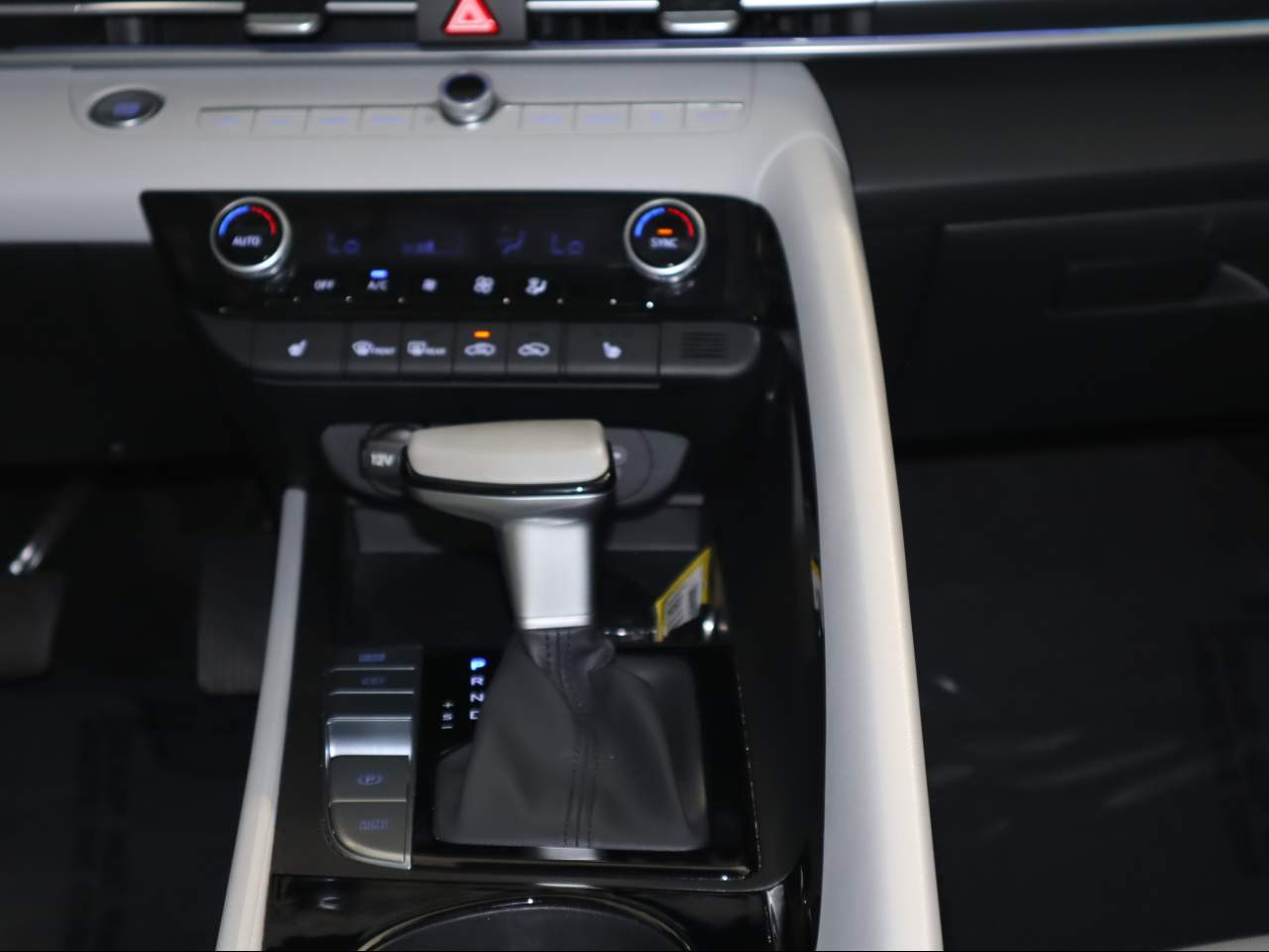 2025 Hyundai Elantra Limited - Photo 16