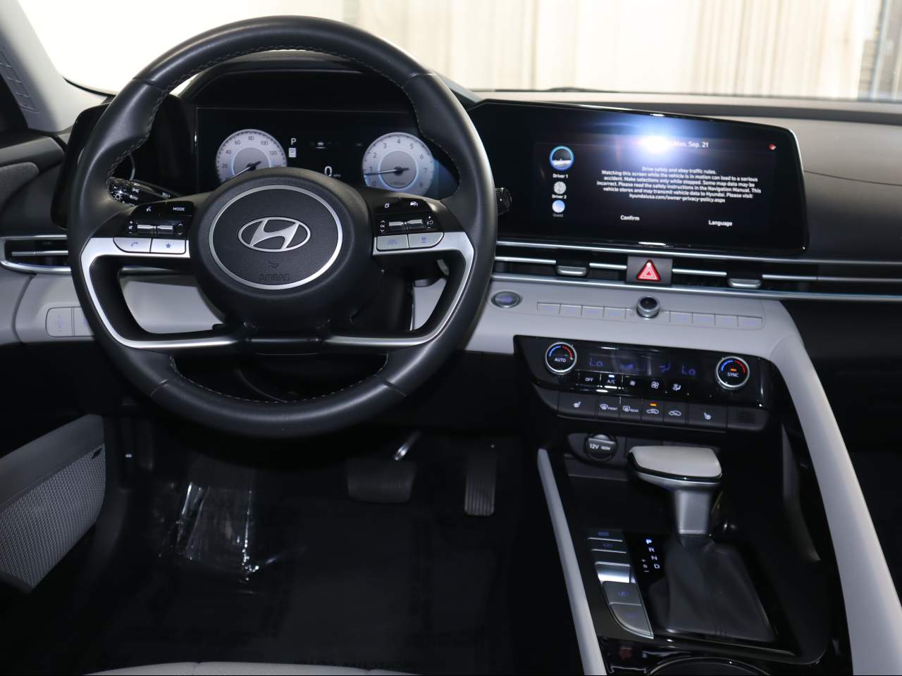 2025 Hyundai Elantra Limited - Photo 11