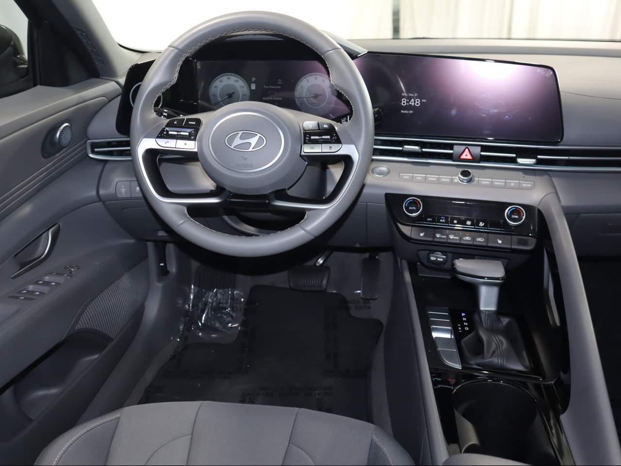2025 Hyundai Elantra SEL - Photo 11
