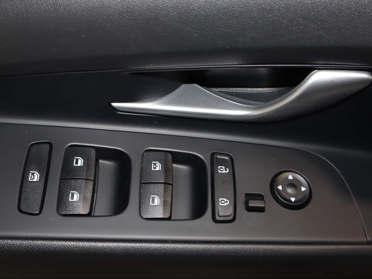 2025 Hyundai Elantra SEL - Photo 17