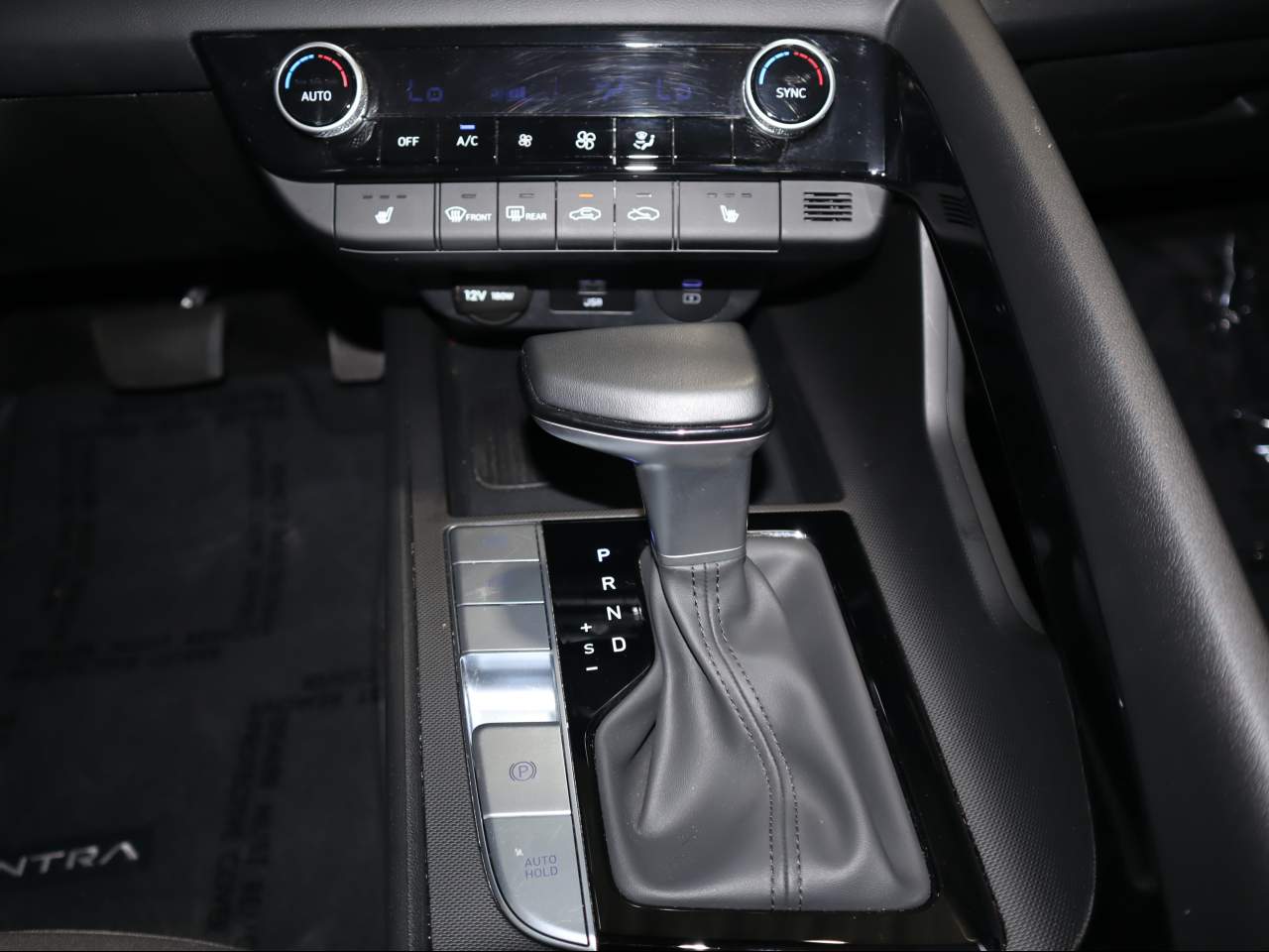 2025 Hyundai Elantra SEL - Photo 16