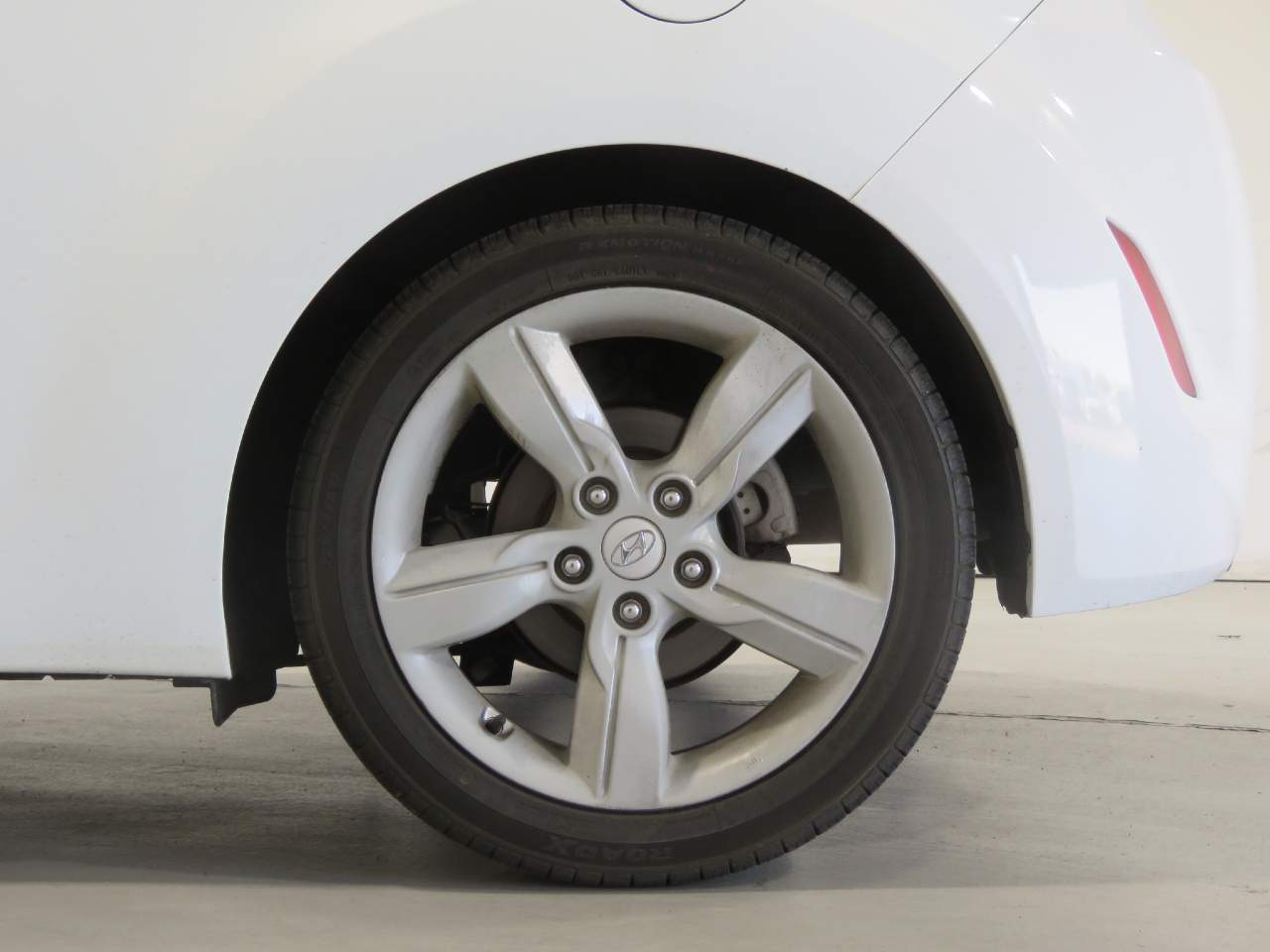 2014 Hyundai Veloster Base - Photo 9