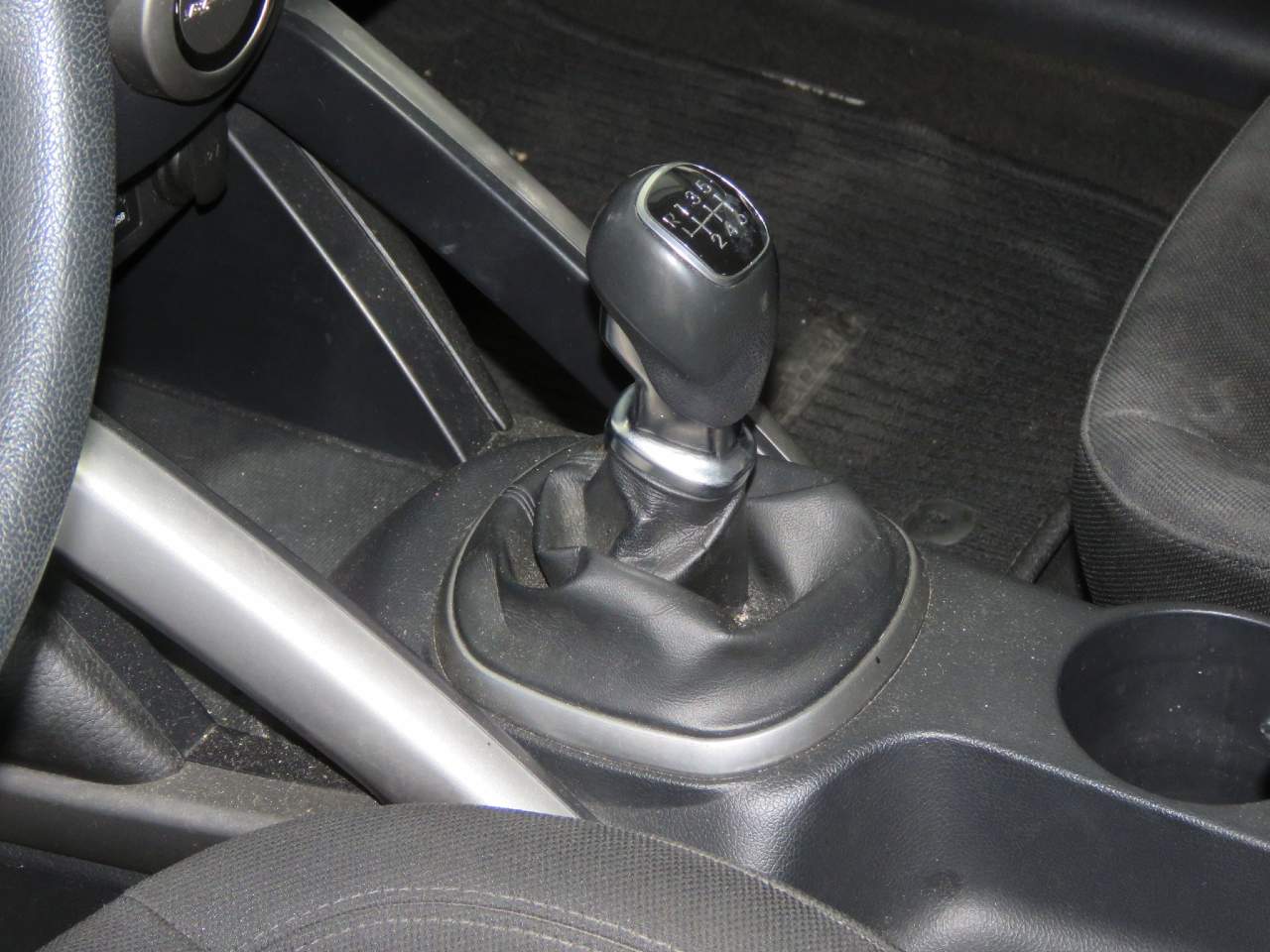 2014 Hyundai Veloster Base - Photo 10