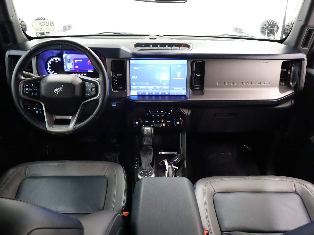 2021 Ford Bronco First Edition photo 2