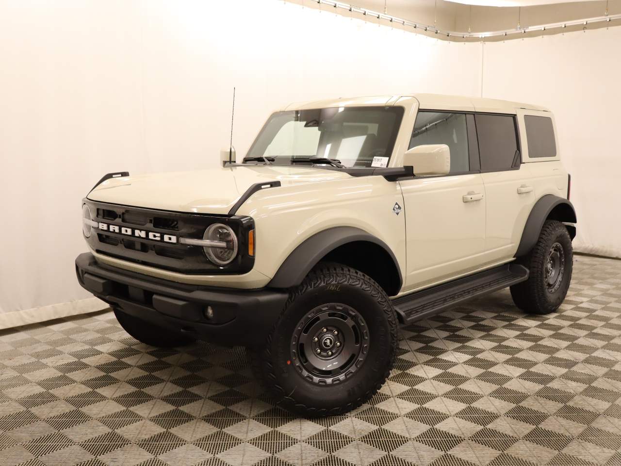 2025 Ford Bronco 4-Door Outer Banks's photo